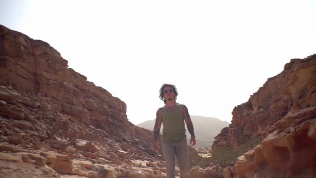 The guy goes through the desert, travels, heat, Sahara