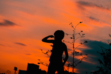 silueta de niño en atardecer