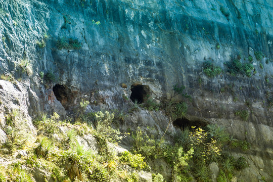 entrada minas en pared de roca en el cerro de las mitras en Monterrey nuevo le&oacute;n