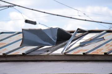 壊れた屋根 © A-skyProduct