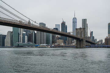 Fototapeta na wymiar Brooklyn Bridge und New York am Tag