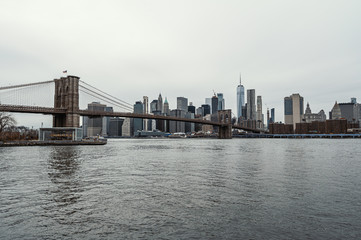 Fototapeta na wymiar Brooklyn Bridge und New York Panorama am Tag