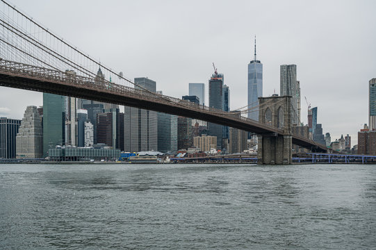 Brooklyn Bridge und New York am Tag