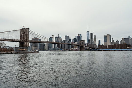 Brooklyn Bridge und New York Panorama am Tag