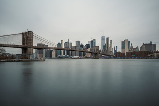 Brooklyn Bridge und New York Panorama am Tag