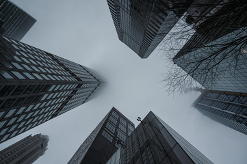 Hochhäuse in Wolken in New York bei schlechtem Wetter