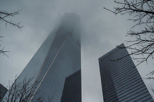 Hochhaus in Wolken in New York