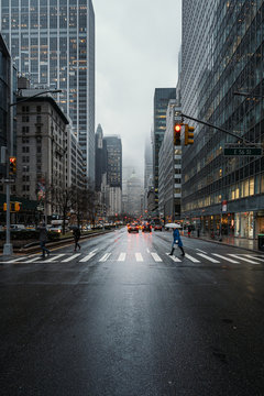 Fußgängerüberweg in New York bei schlechtem Wetter