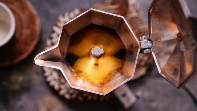 Make Better Coffee with a Moka Pot / Cinemagraph - Make great coffee with a moka pot