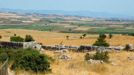 Fototapeta premium View of the battlefield of the famous battle of Plataea, on 479 BC, where the Greeks defeated the Persians, and ruins of the ancient city, in Boeotia, Greece