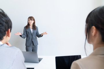 説明する女性