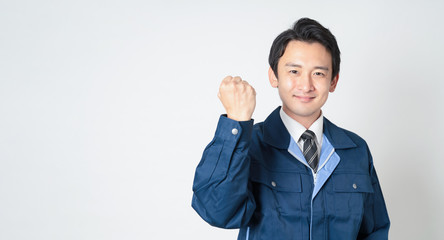 ガッツポーズするエンジニア