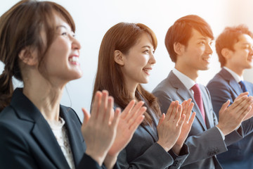 拍手する人々