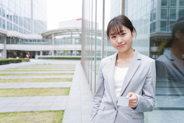 オフィス街でキャッシュレス決済をするビジネスウーマン