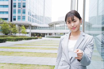 オフィス街でキャッシュレス決済をするビジネスウーマン