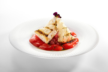 Tuna tartare and gazpacho close up