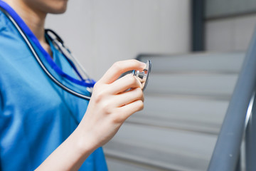 階段を使う若い看護師