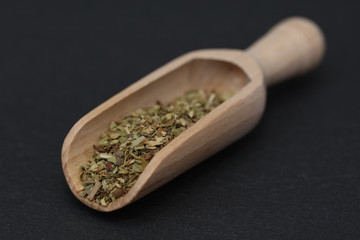 Oregano Gewürz Kräuter auf einer Gewürzschaufel