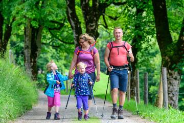 Fototapeta premium Wandern mit der Familie in idyllischer Landschaft