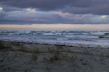 Fototapeta na wymiar Thunderclouds over the white waves of the Gulf of Riga.