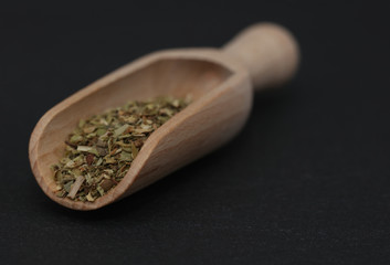 Oregano Gewürz Kräuter auf einer Gewürzschaufel