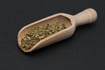 Oregano Gewürz Kräuter auf einer Gewürzschaufel