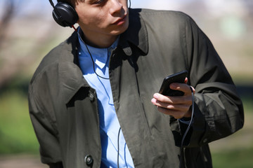 
音楽を聴く男性