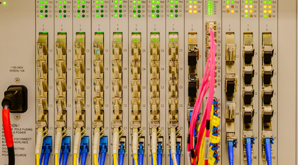 Netzwerk Switch und Netzwerkkabel Lichwellenleiter LWL in einem Rechenzentrum