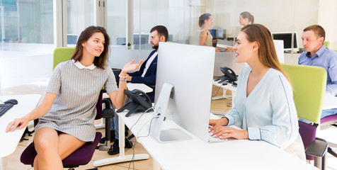 Obraz premium female coworkers lively discussing while working
