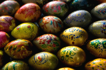 Fototapeta na wymiar Multi-colored eggs of many colors lie nearby