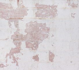 oud gips, lichte muur met witte verf met beige en koraalkleur.