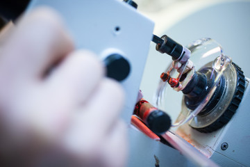 Anpassung eines Brillenglas durch einen Optiker