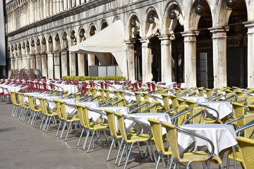 Venezia piazza san marco bar con tavolini e sedie 