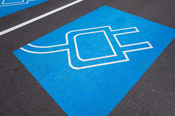 電気自動車の充電スタンドがある駐車スペース