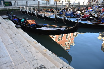 Venezia canal grande gondole in riva  © maurizio