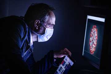 ricercatore verifica dati sul coronavirus (covid-19) davanti al suo monitor