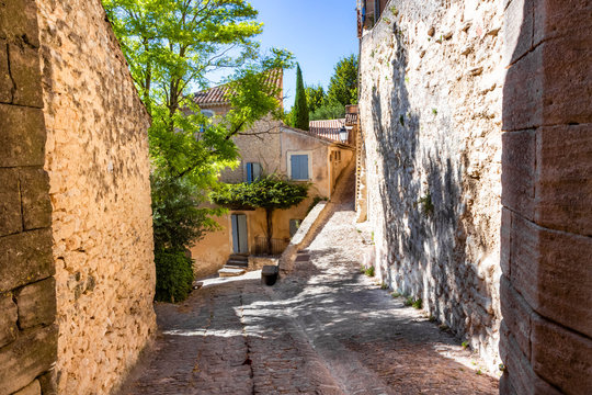 Fototapeta Narrow street in Gordes village in France, Provence