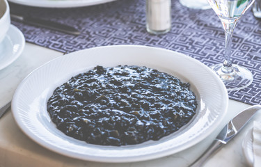 Tintenfisch - Risotto, leckere Meeresfrüchte auf dem Tisch. 