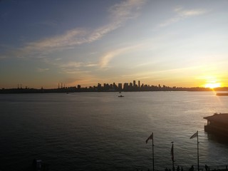 Naklejka premium skyline on the lake