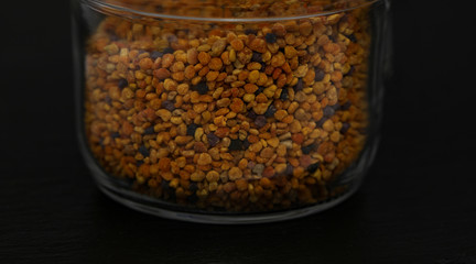 Propolis Bienenpollen Blütenpollen in einem Glas