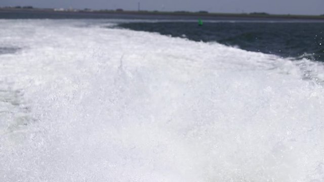 Aufspritzendes Wasser hinter einem Schnellboot, F&auml;hre auf dem Meer. 