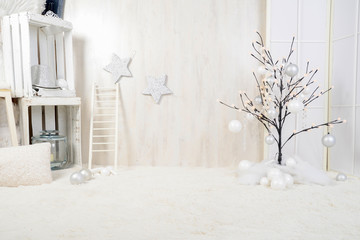 bonita decoración navideña y en blanco y plata