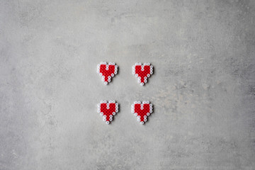 Cuatro corazones sobre fondo gris