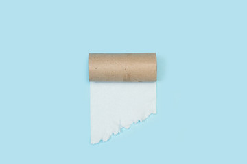Rollo de papel higiénico vacío sobre un fondo celeste liso y aislado. Vista superior. Copy space