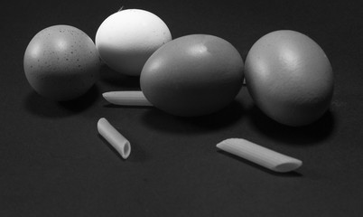 uova bianche, pasta, bianco e nero