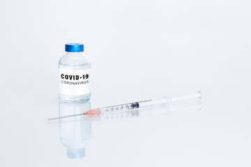 Impfung gegen Coronavirus, Injektion des Medikaments und Impfstoffs gegen Covid-19. 