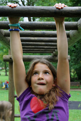 Obraz premium BAMBINA FACENDO ESERCIZI ALL'APERTO