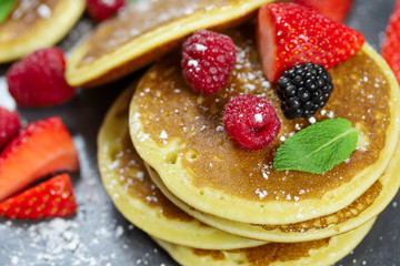 pancakes aux fruits rouges sur une ardoise