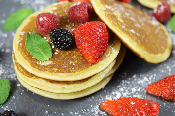 pancakes aux fruits rouges sur une ardoise