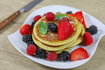 pancakes aux fruits rouges dans une assiette